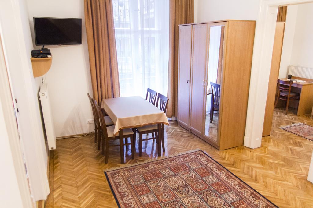 Authentic Budapest Apartment Номер фото