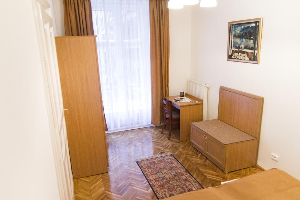 Authentic Budapest Apartment Номер фото